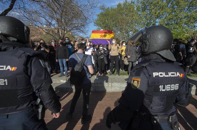 Varias personas participan en la concentración convocada en Vallecas contra Vox, a 7 de abril de 2021, en la Plaza de la Constitución de Vallecas, Madrid, (España). Esta concentración, convocada por diferentes asociaciones y grupos antifascistas del dis