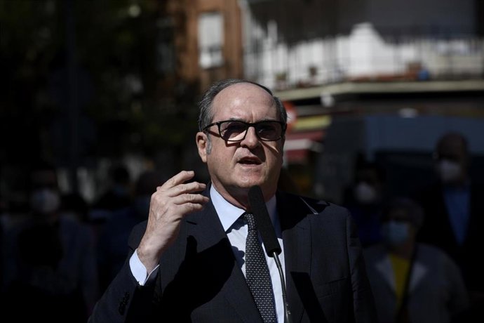 El candidato del PSOE a la Presidencia de la Comunidad de Madrid, Ángel Gabilondo, ofrece declaraciones en una rueda de prensa durante una su visita por Móstoles, a 6 de abril de 2021, en Madrid (España). Con el lema Gobernar en serio, Gabilondo ha re