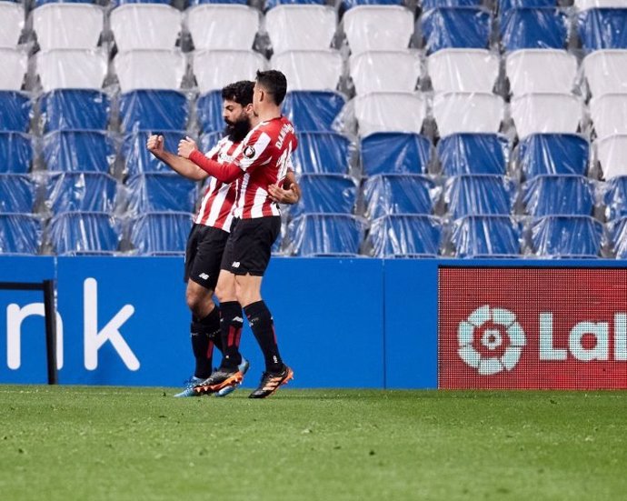 Asier Villalibre celebra con Dani García el 0-1 en el Real Sociedad-Athletic Club de LaLiga Santander 2020-2021
