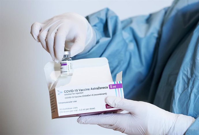 Una profesional sanitaria sostiene un vial con la vacuna de AstraZeneca,.