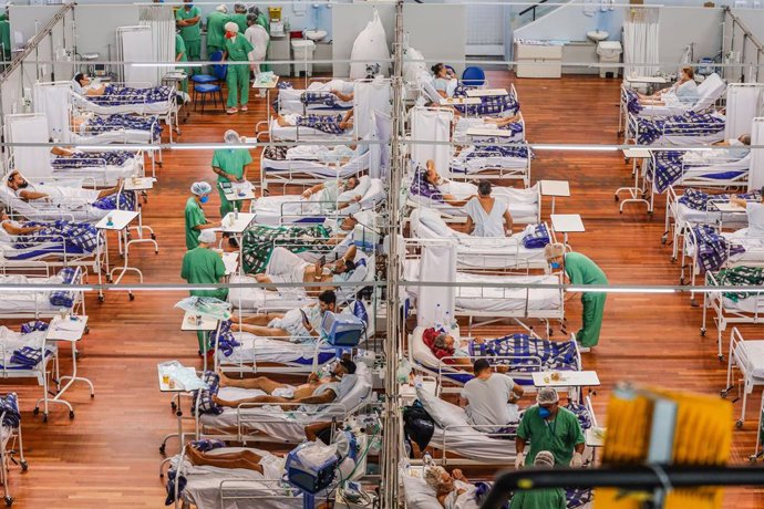 06 April 2021, Brazil, Santo Andre: People infected with coronavirus receive treatment the COVID-19 wards of a field hospital built inside an indoor arena. Photo: Vanessa Carvalho/ZUMA Wire/dpa