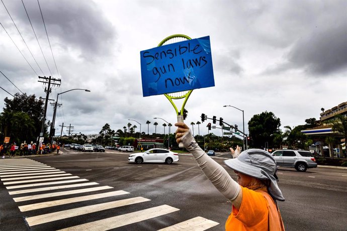 Archivo - 28 September 2019, US, San Diego: A demonstrator crosses the street to meet others who gathered outside San Diego's Del Mar Fairgrounds to protest the facility's hosting of a gun show. Photo: David Barak/ZUMA Wire/dpa