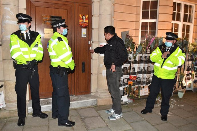 07 April 2021, United Kingdom, London: Myanmar ambassador to UK Kyaw Zwar Minn (2nd R) tries unsuccessfully to enter the Embassy of Myanmar. Photo: Dominic Lipinski/PA Wire/dpa