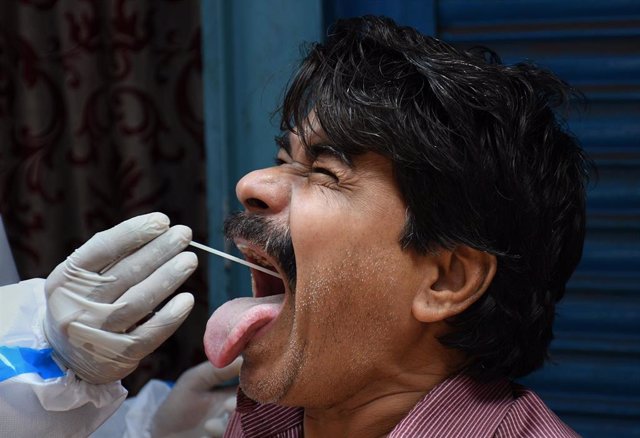 18 March 2021, India, Mumbai: A man gets swab test done inside Dharavi slum colony in Mumbai. Photo: Ashish Vaishnav/SOPA Images via ZUMA Wire/dpa