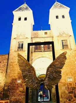 Archivo - La Puerta de Bisagra de Toledo acoge las 'Alas de México'.