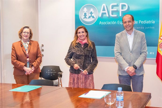 De izquierda a derecha, la doctora Teresa Hernández Sampelayo, presidente de la Fundación Española de Pediatría_ la doctora María José Mellado, presidente de la AEP y Alberto Vega Pascual, presidente de