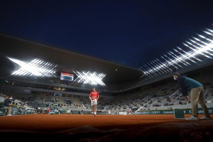 Archivo - Imagen de la Philippe Chatrier durante un partido nocturno de Roland Garros 2020