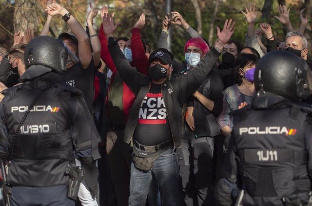 Varias personas participan en la concentración convocada en Vallecas contra Vox, a 7 de abril de 2021, en la Plaza de la Constitución de Vallecas, Madrid, (España). Esta concentración, convocada por diferentes asociaciones y grupos antifascistas del distr