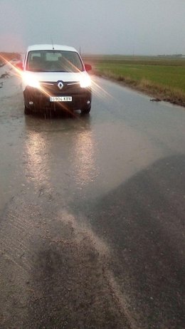 Archivo - Ávila.- Carretera afectada por las lluvias