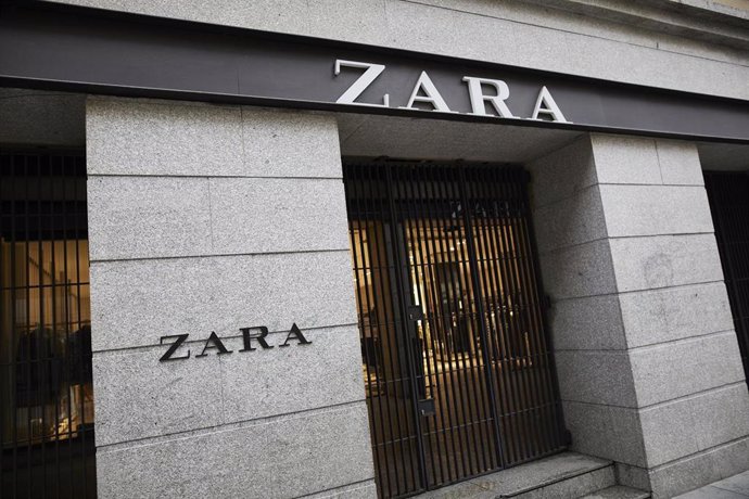 Archivo - Una persona pasa al lado del primer local de Zara que abrió en la capital junto a la Puerta del Sol, en Madrid, (España), 