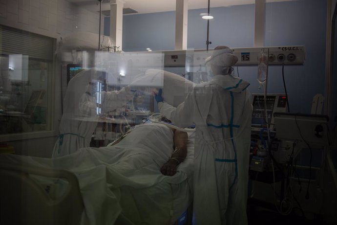 Archivo - Arxiu - Un sanitari atenen els pacients a la unitat de vigilncia intensiva.
