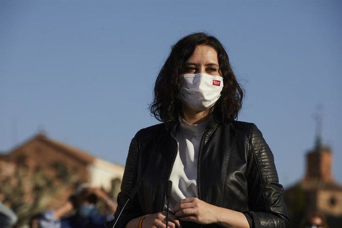 La presidenta de la Comunidad de Madrid y candidata a la reelección, Isabel Díaz Ayuso, visita uno de los comercios de la calle Mayor, a 6 de abril de 2021, en Alcalá de Henares, Madrid (España). La calle Mayor es una de las más importantes del casco hi