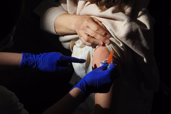 Un trabajador sanitario suministra la vacuna contra el Covid-19 a una persona, en el Centro Cultural Miguel Delibes, a 5 de abril de 2021.