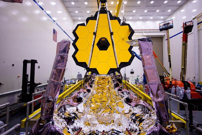 Archivo - El telescopio espacial James Webb desplegó previamente su espejo primario en marzo de 2020. Su parasol plegado también es visible en esta imagen.