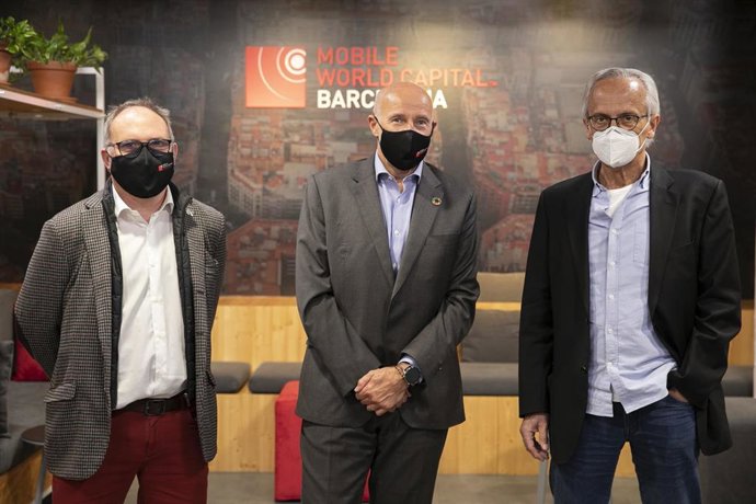 El cio y director del Programa 5G de Mobile World Capital Barcelona, Eduard Martín; el ceo de Mobile World Capital Barcelona, Carlos Grau, y el presidente de la Fundació Lluita contra la Sida, Bonaventura Clotet