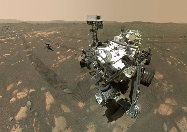 Selfie del rover Perseverance junto al pequeño helicóptero Ingenuity