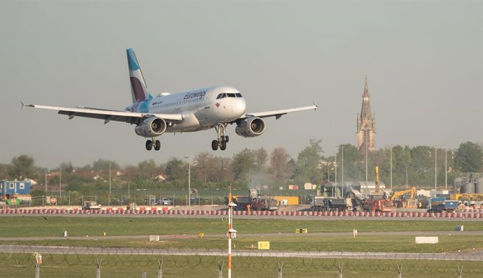 Archivo - Avión de Eurowings.