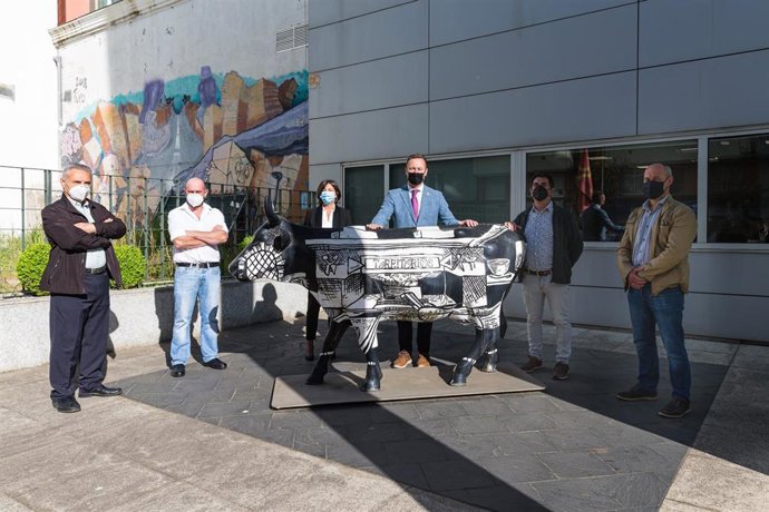 El consejero de Desarrollo Rural, Ganadería, Pesca, Alimentación y Medio Ambiente, Guillermo Blanco, acompañado de la directora general de Ganadería, Beatriz Fernández, y los representantes de las organizaciones agrarias