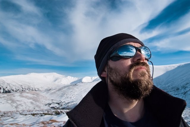 Por qué tus gafas de sol pueden ser un peligro en la montaña o en