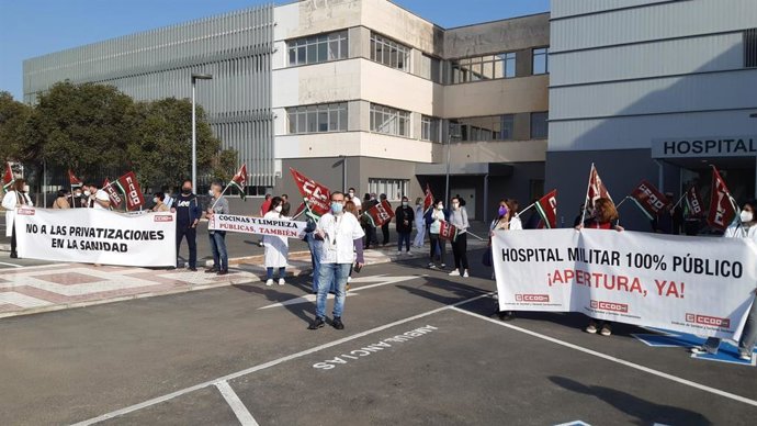 Concentración del sindicato a las puertas del Militar para exigir que todos los servicios sean públicos