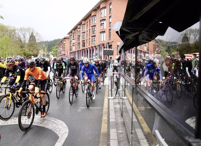 Ciclistas participan en la segunda etapa de la Itzulia 2021, a 6 de abril de 2021, en Zalla, Vizcaya, Euskadi (España). 