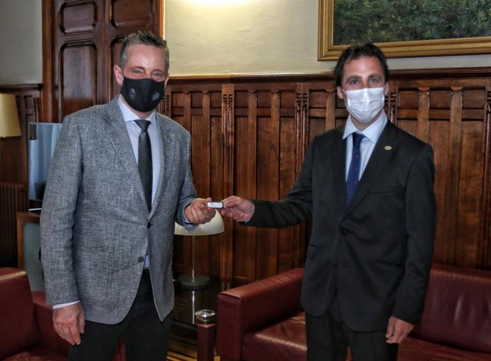 El presidente de la Junta General, Marcelino Marcos, recibe al síndico mayor de la Sindicatura de Cuentas, Roberto Fernández.