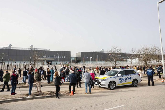 Colas para ecibir la vacuna contra el Covid-19 en el Hospital Isabel Zendal