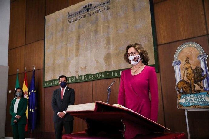 La nueva presidenta de la Cámara de Cuentas, Carmen Núñez, este jueves en su toma de posesión en presencia del presidente de la Junta, Juanma Moreno, y de la presidenta del Parlamento, Marta Bosquet.