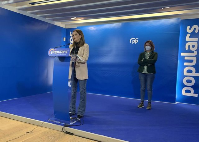 La diputada del PP balear en el Congreso, Margalida Prohens, y la senadora 'popular' Maria Salom durante una rueda de prensa.