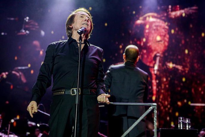 Archivo - El cantante Raphael en un concierto en el Wizink Center de Madrid el 19 de diciembre de 2019.