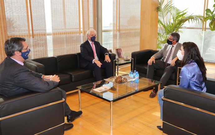 El presidente de la Diputación, Francisco Salado, a la derecha, mantiene una reunión con el decano del Colegio de Abogados, Salvador González