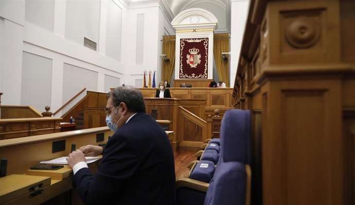 El consejero de Sanidad, Jesús Fernández Sanz, en el pleno de las Cortes.