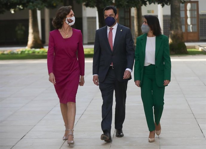 La presidenta de la Cámara de Cuentas, Carmen Núñez, el presidente de la Junta de Andalucía, Juanma Moreno, y del Parlamento, Marta Bosquet, este jueves antes de la toma de posesión de la primera.