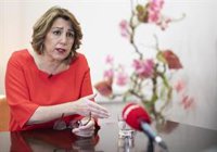 Susana Díaz acusa a Juanma Moreno de decir "disparates" al plantear "ir él solo a comprar vacunas"