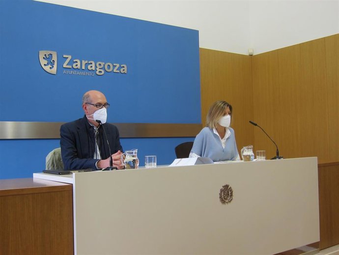 La consejera municipal de Infraestructuras del Ayuntamiento, Patricia Cavero, y el jefe del Servicio del Viario Público, Jesús Giménez, presntan la reforma de la calle Predicadores