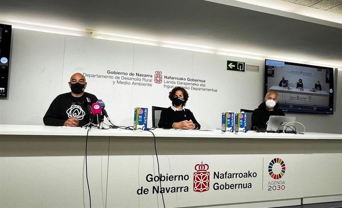 La consejera de Desarrollo Rural y Medio Ambiente, Itziar Gómez, con Fermín Artola, responsable de la campaña de recogida de leche para refugiados, y de Javier Ruiz Redín, responsable de Zaporeak en Navarra.