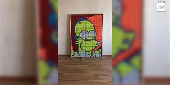 2. Este artista de 21 años crea retratos gigantes de personajes de la cultura pop con cientos de cubos de Rubik