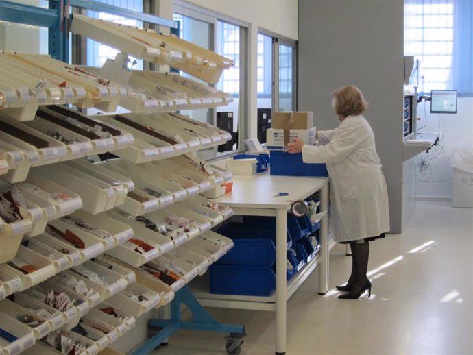 Archivo - Una trabajadora del Servicio de Farmacia del Reina Sofía en una imagen de archivo.