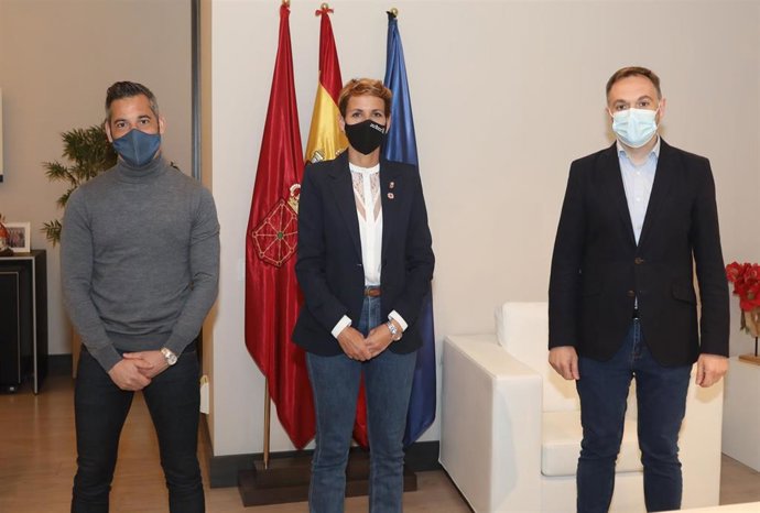 I-D: Joseba Eceolaza (Asociación Gogoan-Memoria Digna), la presidenta del Gobierno de Navarra, María Chivite, y Eduardo Mateo, de la Fundación Fernando Buesa.