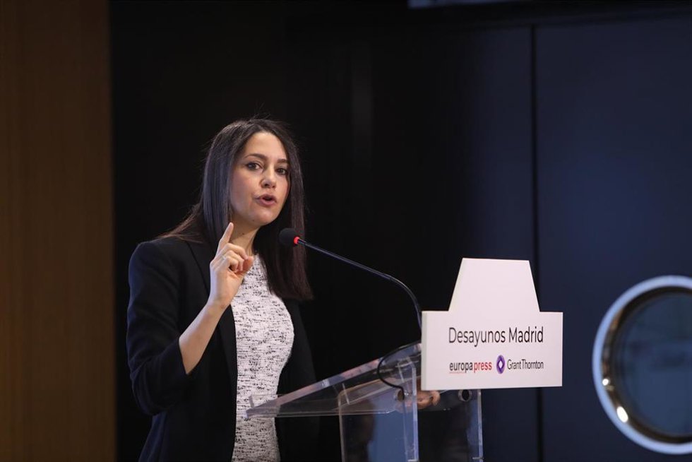 La presidenta de Ciudadanos, Inés Arrimadas, en un desayuno informativo organizado por Europa Press en el Auditorio Meeting Place, en Madrid.