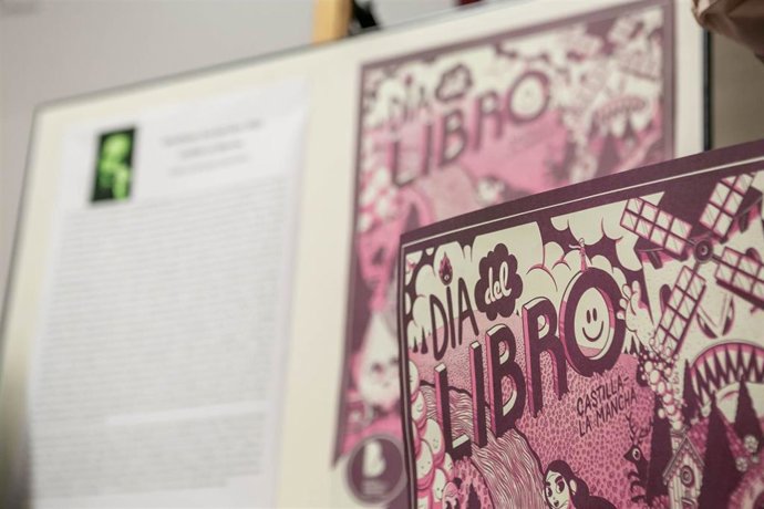 La viceconsejera de Educación, Cultura y Deportes, Ana Muñoz, presenta en rueda de prensa en la Consejería de Educación, Cultura y Deportes, el cartel y el manifiesto elaborado para conmemorar el Día del Libro.