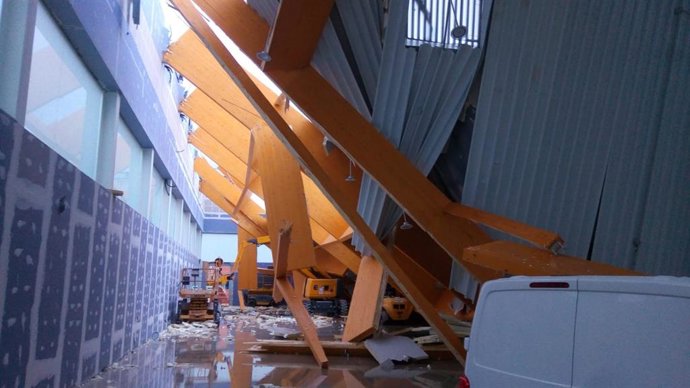 Archivo - Efectos del viento y la lluvia del mes de septiembre de 2019 en el pabellón de balonmano de Puerto de la Torre, Málaga