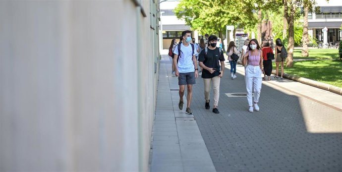 Archivo - Alumnos en el campus de la Universitat Politcnica de Valncia en imagen de archivo