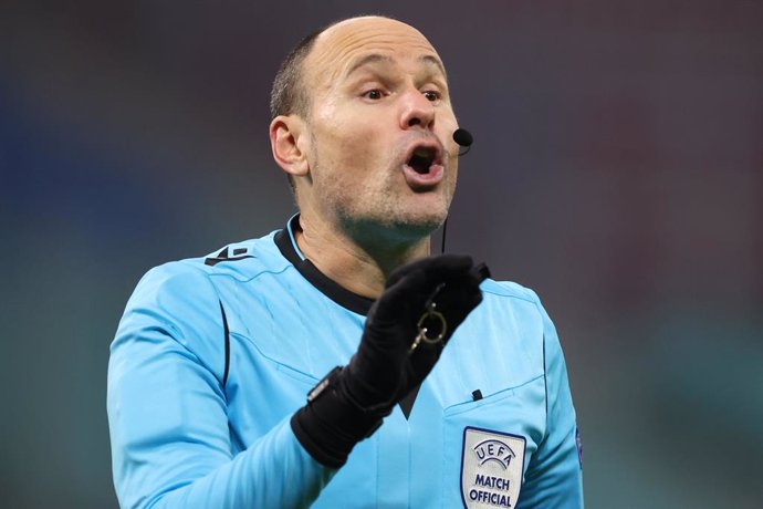 Archivo - 08 December 2020, Saxony, Leipzig: Spanish referee Antonio Mateu Lahoz gestures during the UEFA Champions League group H soccer match between RB Leipzig and Manchester United at Red Bull Arena. Photo: Jan Woitas/dpa-Zentralbild/dpa