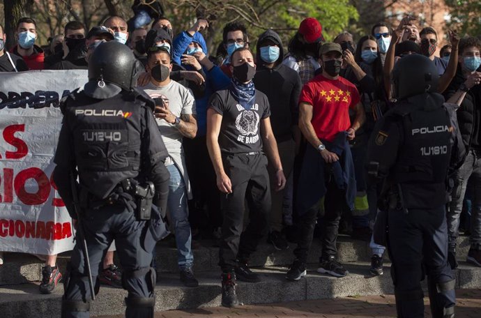 Varias personas participan en la concentración convocada en Vallecas contra el acto político organizado por Vox