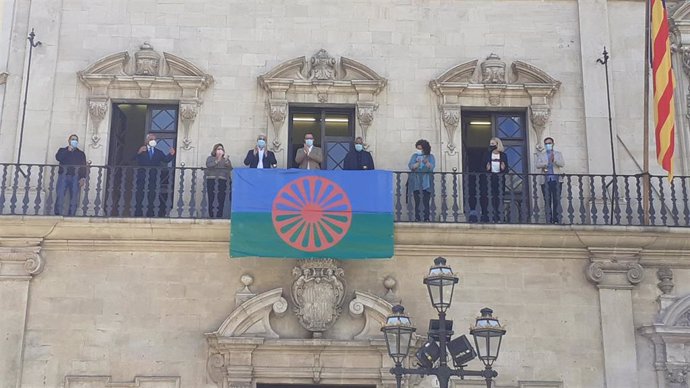 La bandera del pueblo Gitano en el balcón de Cort por el Día Internacional del Pueblo Gitano.