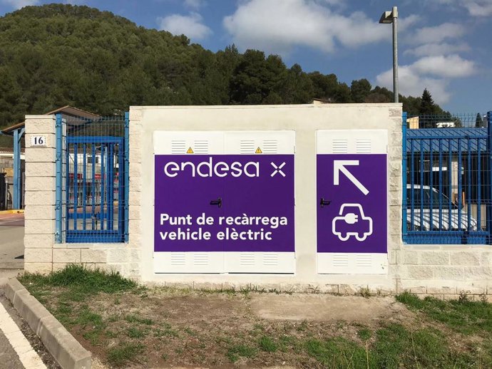 Endesa X installa un punt de recrrega rpida per a vehicles elctrics a Vallirana (Barcelona).