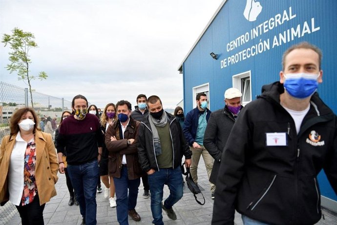 El candidato de Unidas Podemos a la Comunidad de Madrid, Pablo Iglesias, durante la visita al Centro de Protección Animal de Rivas-Vaciamadrid