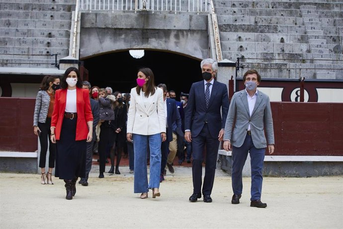 (I-D) La presidenta de la Comunidad de Madrid, Isabel Díaz Ayuso; la viuda de Víctor Barrios, Raquel Sanz; el diputado del PP, Adolfo Suárez Illana  y el alcalde de la capital, José Luis Martínez-Almeida durante su visita en la plaza de toros de Las Ven