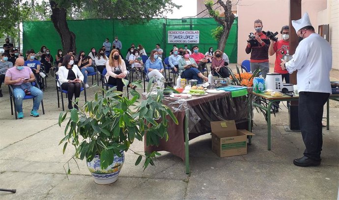 Visita de la delegada de Educación, Estela Villalba, a la residencia escolar de Valverde del Camino.